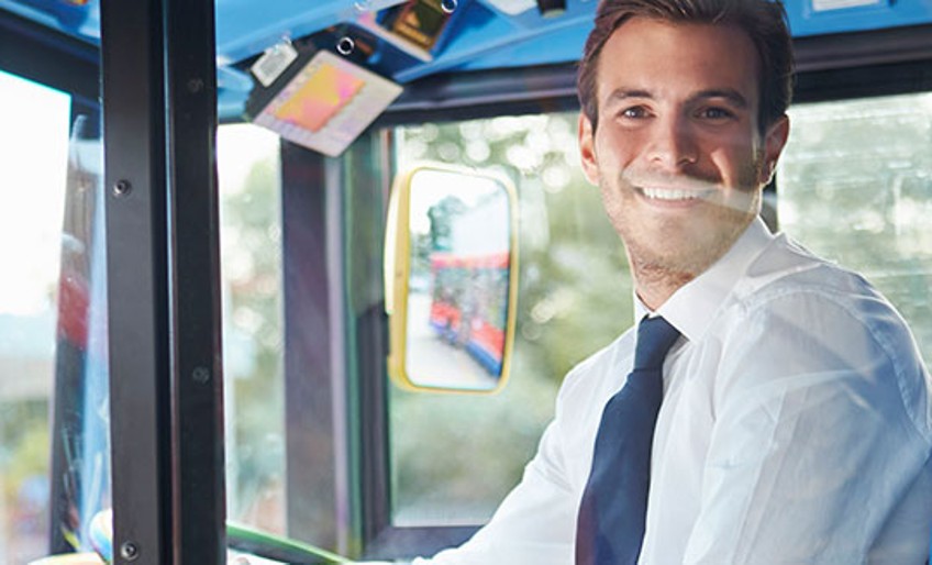 Berufshaftpflicht – lächelnder Busfahrer 